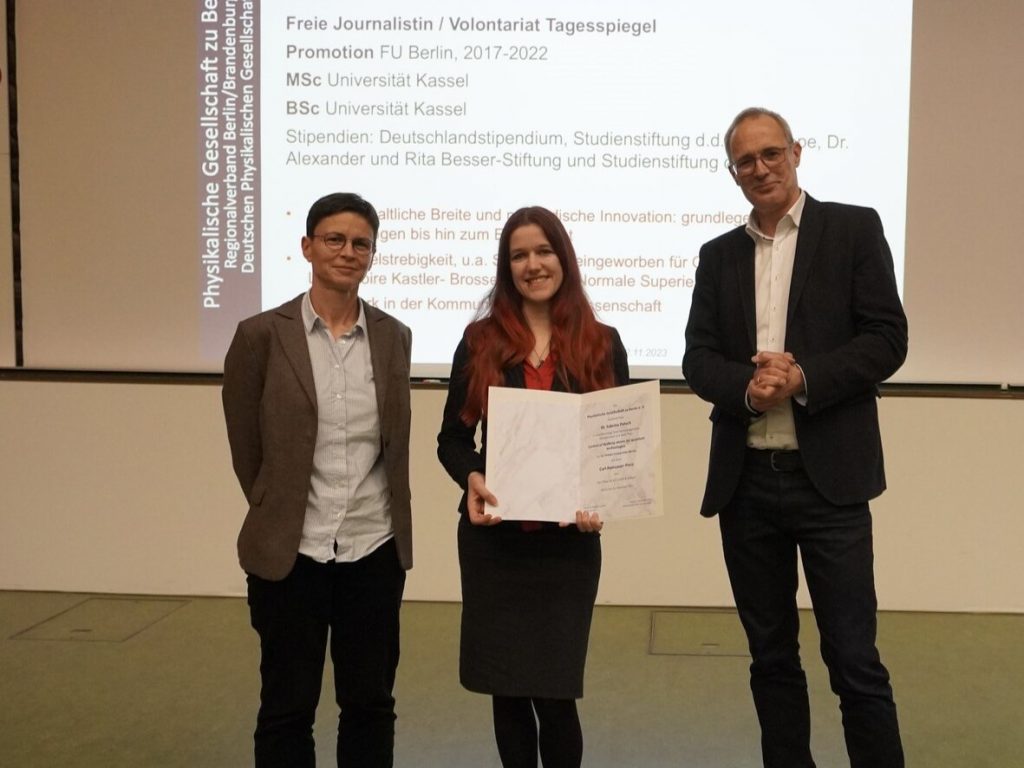 Christiane Koch, Sabrina Patsch und Stefan Eisebitt (PGzB) bei der Verleihung des Carl-Ramsauer-Preises. Credit: PGzB